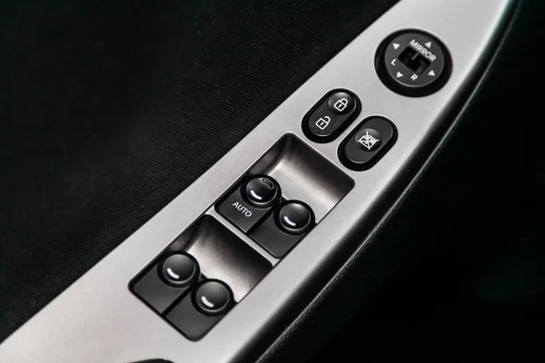 俄罗斯新西伯利亚 2019年7月31日 现代Solaris 侧门按钮的特写 车窗调节按钮 现代汽车内饰 — 图库照片