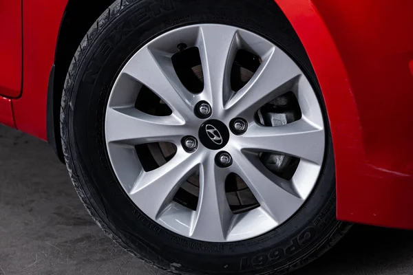 Novosibirsk Russia July 2019 Hyundai Solaris Close Alloy Wheel Photography — Stock Photo, Image