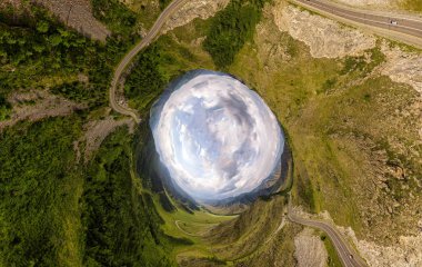 Helikopter drone'u vuruldu. Muhteşem bir dağ, nehir, orman ve yolların hava fotoğrafçılığı. Panoramik şehir 360 yukarıdan çekim