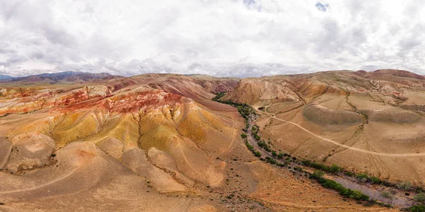 Impresionante Vista Las Altas Montañas Con Arena Roja Grietas Río — Foto de Stock