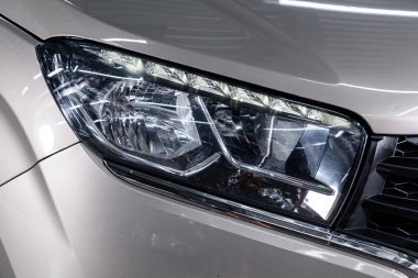 Modern gri araba xenon lamba far bir görünüm yakın