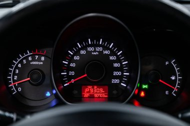 Beyaz arka farlı araç paneli: Kilometre, hız göstergesi, takometre, yakıt seviyesi, su sıcaklığı ve mor