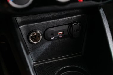 Arabadaki şarj cihazını kapat, çakmak, elektrik, USB konnektörleri. modern araba interio