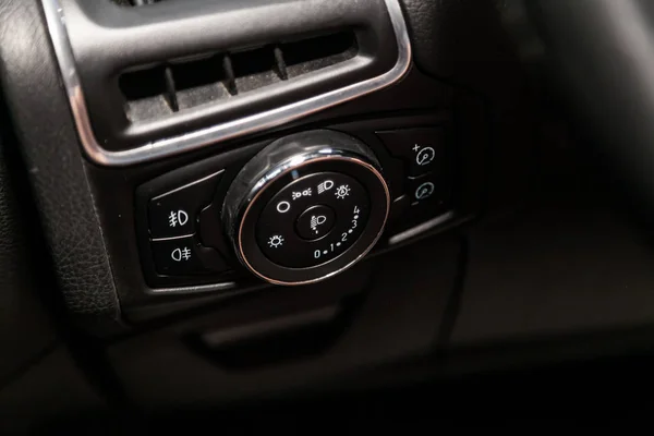 ヘッドライトスイッチコントロールボタンのクローズアップ 自動調整レベルダッシュボード 現代の車の内装 パーツ ボタン — ストック写真