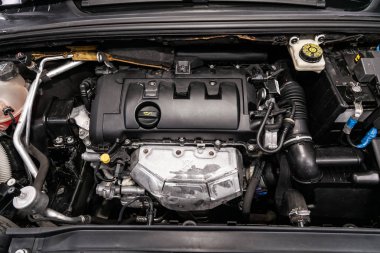 Novosibirsk, Rusya Temmuz 31, 2019: Peugeot 308, motor yakın çekim, ön görünüm. Içten yanmalı motor, araba parçaları, deteyling
