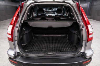 Novosibirsk, Rusya Temmuz 31, 2019: Honda Cr-V, açık gövde yakın çekim, ön görünüm. Novosibirsk bir otoparkta modern bir araba Fotoğraf