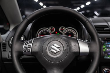 Novosibirsk, Rusya 31 Temmuz 2019: Suzuki Sx4, gösterge panelinin yakın çekim, hız göstergesi, takometre ve direksiyon. modern araba iç
