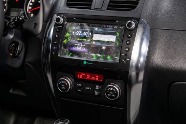 Novosibirsk, Rusya 31 Temmuz 2019: Suzuki Sx4, gösterge panelinin yakın çekim, üfleyicinin ayarı, klima, oyuncu. modern araba iç