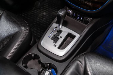 Novosibirsk, Rusya Temmuz 31, 2019: Hyundai Santa Fe, hızlandırıcı kolu ve düğmeleri yakın çekim. araba otomatik şanzıman dişli , araba iç