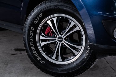 Novosibirsk, Rusya Temmuz 31, 2019: Hyundai Santa Fe, alaşım tekerleği yakın çekim. Novosibirsk bir otoparkta modern bir araba Fotoğraf