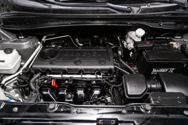 Novosibirsk, Rusya Temmuz 31, 2019: Hyundai ix35, motor yakın çekim, ön görünüm. Içten yanmalı motor, araba parçaları, deteyling
