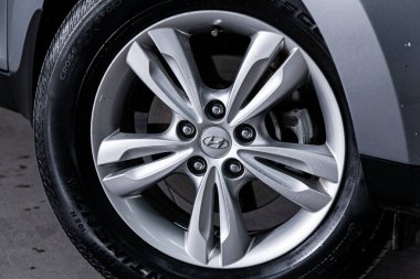 Novosibirsk, Rusya Temmuz 31, 2019: Hyundai ix35, alaşım tekerleği yakın çekim. Novosibirsk bir otoparkta modern bir araba Fotoğraf