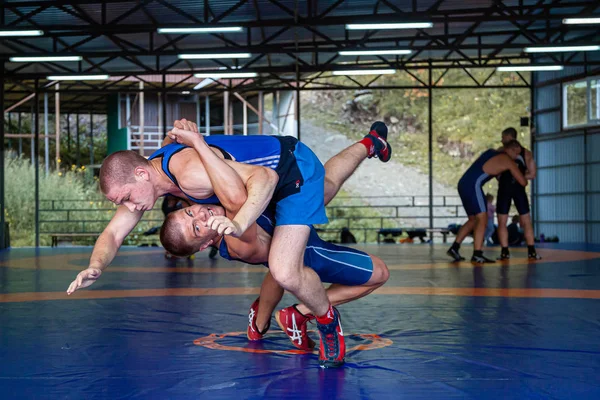 Altai Rusko Srpna 2019 Dva Mladí Muži Wrestlingových Punčošcích Zápasí — Stock fotografie