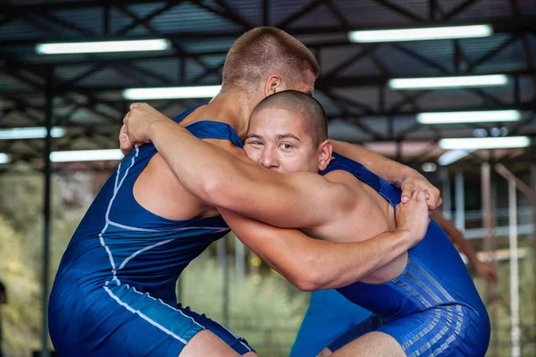 Altai Ryssland Augusti 2019 Två Starka Män Sportkläder Wrestlng Blå — Stockfoto