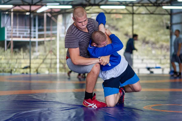 Altai Russland August 2019 Zwei Kräftige Männer Sportkleidung Ringen Auf — Stockfoto