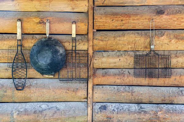 Стене Деревянного Дома Ногтях Висит Посуда Пикника Приготовления Барбекю Решетка — стоковое фото