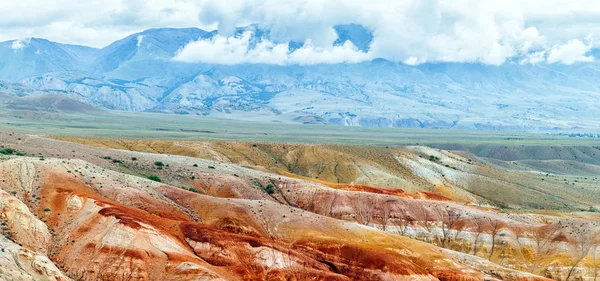 Потрясающая Панорама Горной Цепи Вершин Каньон Красной Глиной Против Потрясающего — стоковое фото