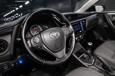 Novosibirsk, Rusya Temmuz 31, 2019:Toyota Corolla, pano yakın çekim, hız göstergesi, takometre ve direksiyon. . modern araba iç