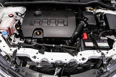 Novosibirsk, Rusya Temmuz 31, 2019:Toyota Corolla, motor yakın çekim, ön görünüm. Içten yanmalı motor, araba parçaları, deteyling