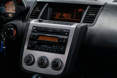 Novosibirsk, Rusya 31 Temmuz 2019: Nissan Murano. Modern siyah araba iç: radyo, tv, dvd, monitör ve kontrol düğmeleri ile ses sistemi