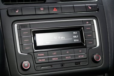 Novosibirsk, Rusya 31 Temmuz 2019: Volkswagen Polo. Modern siyah araba iç: radyo, tv, dvd, monitör ve kontrol düğmeleri ile ses sistemi