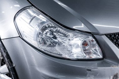 Novosibirsk, Rusya 31 Temmuz 2019: Suzuki Sx4, farın yakın çekim, tampon, tekerlek. Novosibirsk bir otoparkta modern bir araba Fotoğraf