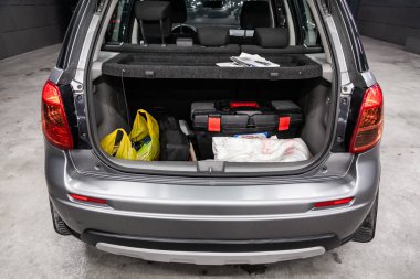 Novosibirsk, Rusya 31 Temmuz 2019: Suzuki Sx4, açık gövde yakın çekim, far, tampon, ön görünüm. Novosibirsk bir otoparkta modern bir araba Fotoğraf
