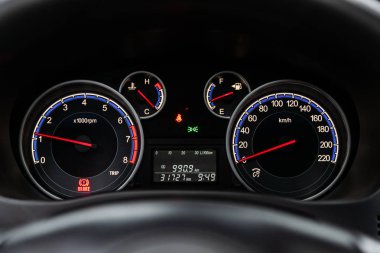Novosibirsk, Rusya 31 Temmuz 2019: Suzuki Sx4, Beyaz arka ışıklı araba panosu: Odometre, hız göstergesi, takometre, yakıt seviyesi, su sıcaklığı ve daha fazlası