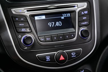 Novosibirsk, Rusya 31 Temmuz 2019: Hyundai Solaris. Modern siyah araba iç: radyo, tv, dvd, monitör ve kontrol düğmeleri ile ses sistemi