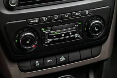 Novosibirsk, Rusya 31 Temmuz 2019: Scoda Yeti. Modern siyah araba iç: klima düğmesi ile klima kontrol görünümü, bir araba içinde sıcaklık hakkında bilgi ile pano