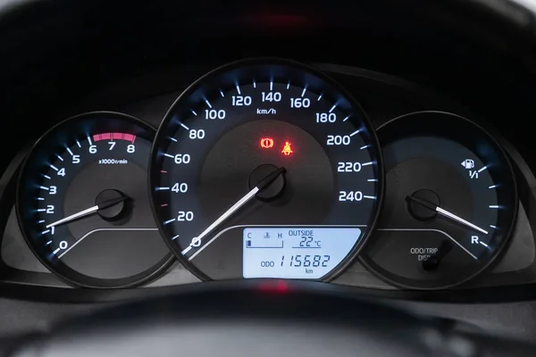 Novosibirsk, Rusya Temmuz 31, 2019:Toyota Corolla, Mavi arka ışık ile Araba panosu: Odometre, hız göstergesi, takometre, yakıt seviyesi, su sıcaklığı ve daha fazlası
