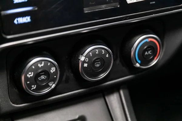 ノボシビルスク ロシア 2019年7月31日 トヨタ カローラ現代の黒い車の内部 空調ボタンが付いている気候制御ビュー — ストック写真