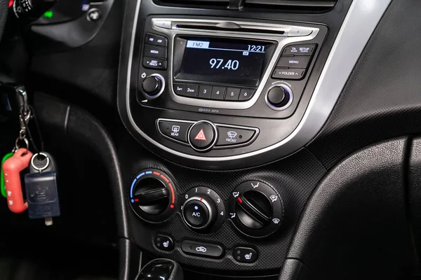 Novosibirsk, Rusya 31 Temmuz 2019: Hyundai Solaris. Modern siyah araba iç: radyo, tv, dvd, monitör ve kontrol düğmeleri ile ses sistemi