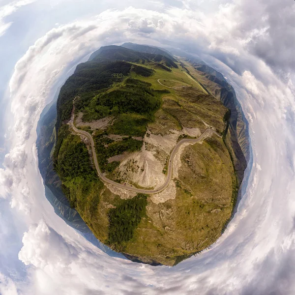 Helikopter Drone Geschoten Luchtfotografie Van Een Berg Groen Veld Weg — Stockfoto