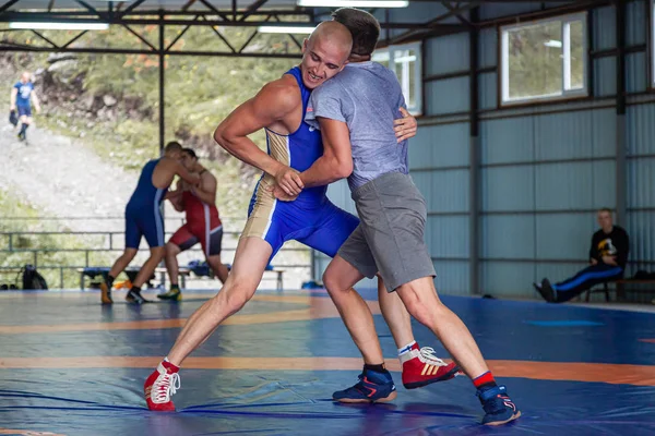 Altai Oroszország Augusztus 2019 Két Fiatal Férfiak Birkózó Harisnyanadrág Wrestlng — Stock Fotó