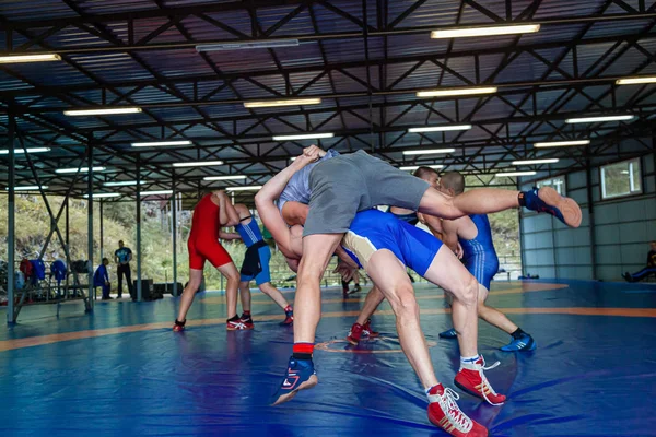 Altai Rosja Sierpnia 2019 Dwóch Młodych Mężczyzn Pończochach Wrestling Wrestlng — Zdjęcie stockowe