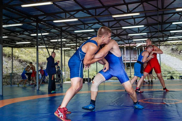 Altai Rosja Sierpnia 2019 Dwóch Silnych Mężczyzn Sportowe Ubrania Wrestlng — Zdjęcie stockowe