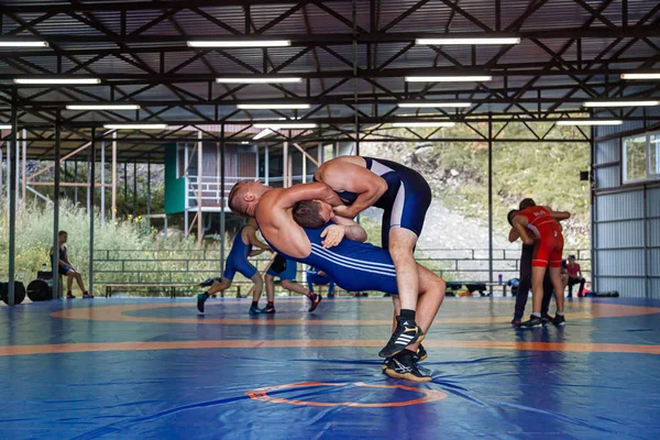 Altai Rosja Sierpnia 2019 Młody Mężczyzna Sportowców Badania Rzuca Dodge — Zdjęcie stockowe