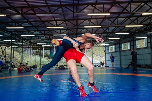 アルタイ ロシア2019年8月16日 若い男性アスリートは ジムの青いレスリングカーペットのスポーツキャンプで正しく投げ かわす オープントレーニングとサマースポーツキャンプ — ストック写真
