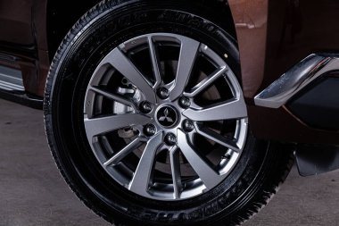 Novosibirsk, Rusya Temmuz 31, 2019: Mitsubishi Pajero Sport, tampon yakın çekim, alaşım jant, spor tatili ile araba detaylandırma 