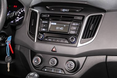 Novosibirsk, Rusya 01 Ağustos 2019: Hyundai Girit, pano yakın çekim, üfleyici ayarı, klima, oyuncu. modern araba iç