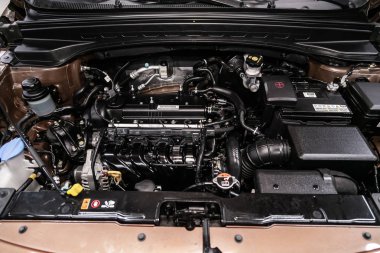 Novosibirsk, Rusya 01 Ağustos 2019: Hyundai Creta, motoryakın çekim, ön görünüm. Içten yanmalı motor, araba parçaları, deteyling