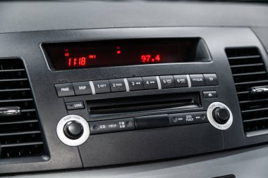 Novosibirsk, Rusya 01 Ağustos 2019: Mitsubishi Lancer, Modern siyah araba iç: radyo, kontrol düğmesi ile ses sistemi 