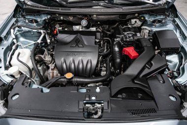 Novosibirsk, Rusya 01 Ağustos 2019: Mitsubishi Lancer, motorun yakın çekim, ön görünüm. Içten yanmalı motor, araba parçaları, deteyling