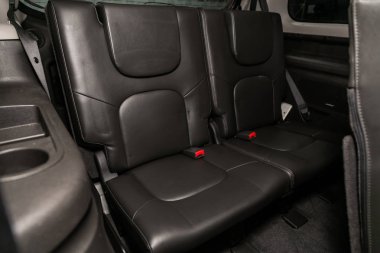 Novosibirsk, Rusya 01 Ağustos 2019: Nissan Pathfinder, Deri siyah iç tasarım, koltuk kemerli araç yolcu su ve sürücü koltukları. 