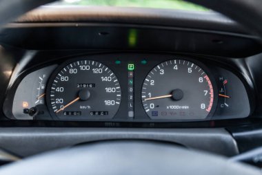 Novosibirsk, Rusya Temmuz 07, 2019: Toyota Vista, Beyaz arka ışık ile Araba panosu: Kilometre sayacı, hız göstergesi, takometre, yakıt seviyesi, su sıcaklığı ve daha fazlası