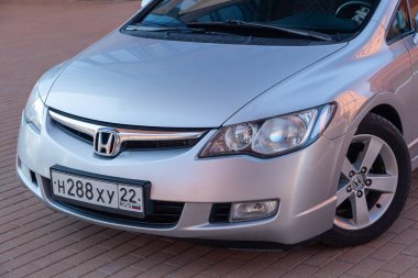 Novosibirsk, Rusya Temmuz 07, 2019: Honda Civic, Bir ön görünüm araba sedan far yakın, tampon, yaz günü modern bir park açık tekerlek park 