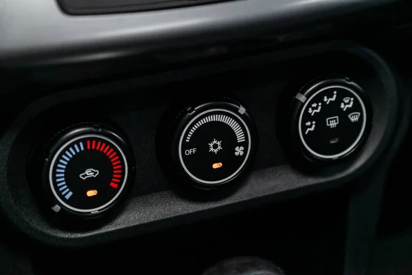 俄罗斯新西伯利亚 2019年8月1日 三菱蓝瑟 现代黑色汽车内饰 空调按钮的气候控制视图 — 图库照片