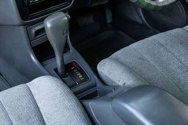 Novosibirsk, Rusya Temmuz 07, 2019: Toyota Vista, hızlandırıcı kolu ve düğmeleri yakın çekim. araba otomatik şanzıman dişli , araba iç 