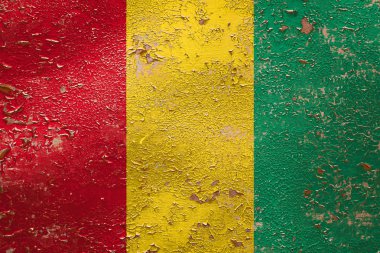 Eski kabuk soyma duvarında Ulusal Gine bayrağı. Ulusal gurur kavramı ve ülkenin sembolü..